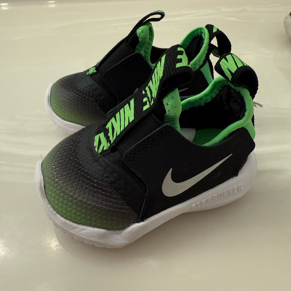 Baby Slip-On Nike Sneakers 2C - Picture 3 of 5